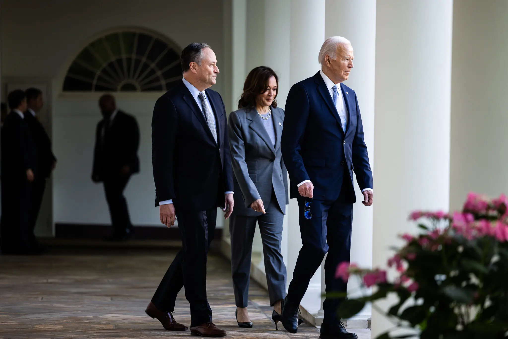 Дуг Емхофф (ліворуч), чоловік віце-президента Камали Гарріс, назвав пана Трампа «відомим антисемітом» минулого тижня на тлі ескалації нападів з боку кампанії президента Байдена.